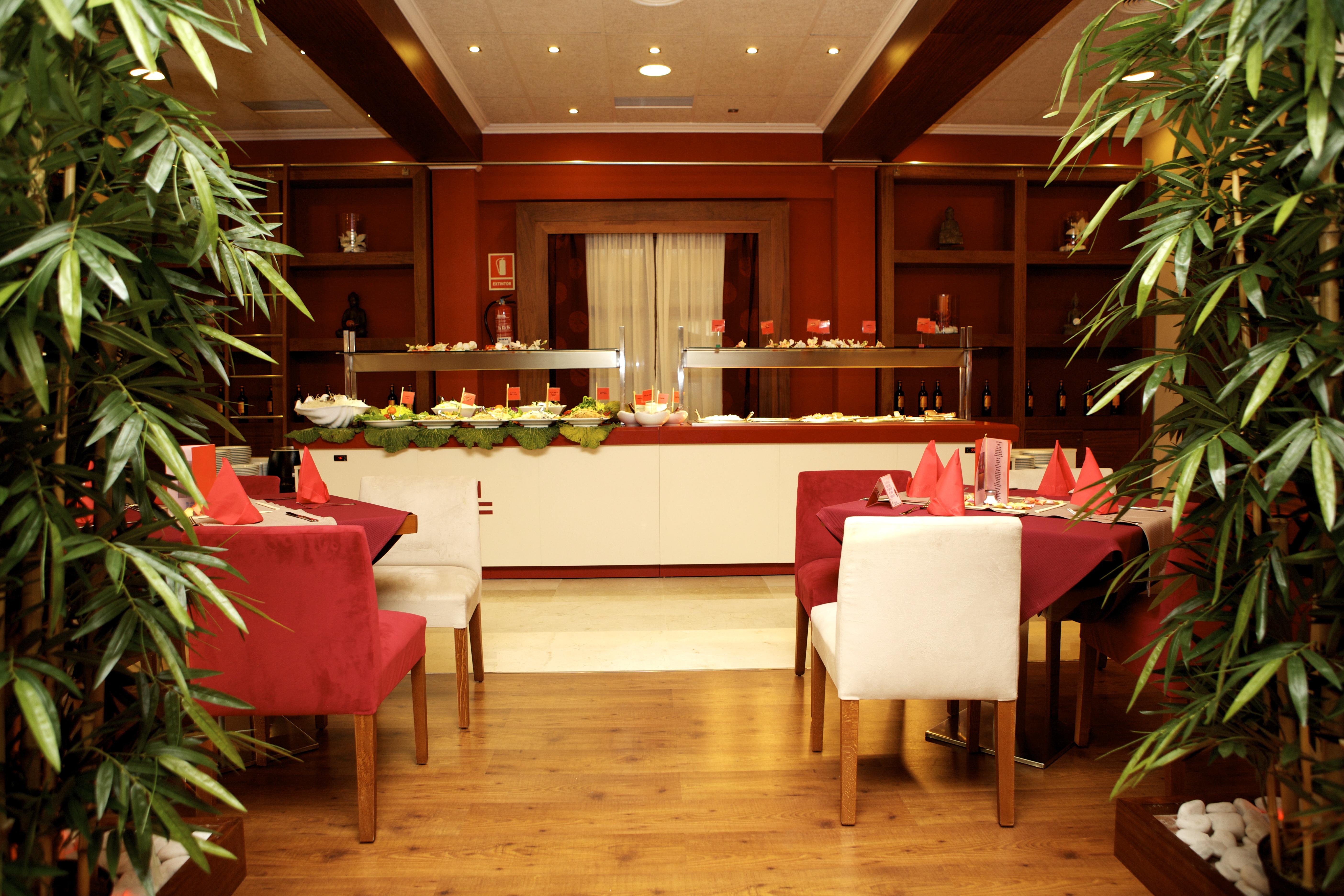 Sahara Nubia Gobi Hotel Ses Cadenes Luaran gambar A restaurant in Madrid, Spain.
